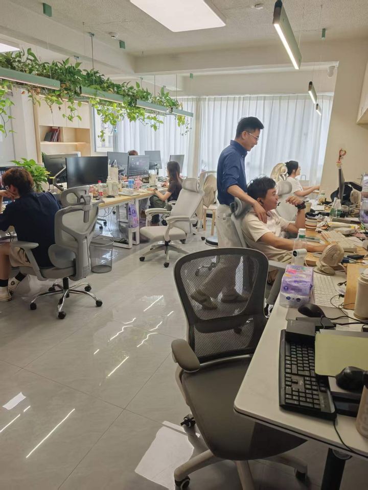 邦赢跨境技术开发中心实景 - 前端后端 UI 运维全岗